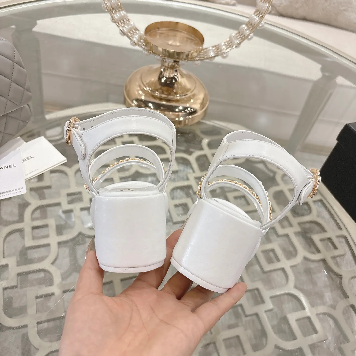 👟👟Ex-factory price 560👟👟Chanel Xiaoxiang 2025ss spring and summer latest catwalk fashion chain decoration top quality! Accurate to 1:1, light luxury without tiring the feet, the upper foot can be matched with spring and summer clothes at will, highlighting texture and taste, simple yet luxurious appearance, even if it is just a pair of sandals, it is definitely a must-have pair in the summer shoe cabinet. Upper: imported lambskin. Lining: imported sheepskin lining. Outsole: original customized outsole. Size: 35-40 (40.41.42 custom-made, non-returnable)